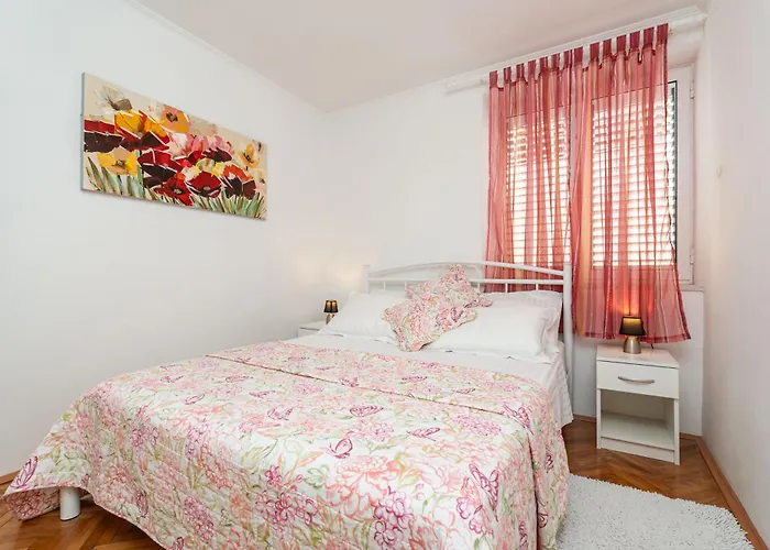 Apartments And Room Lora